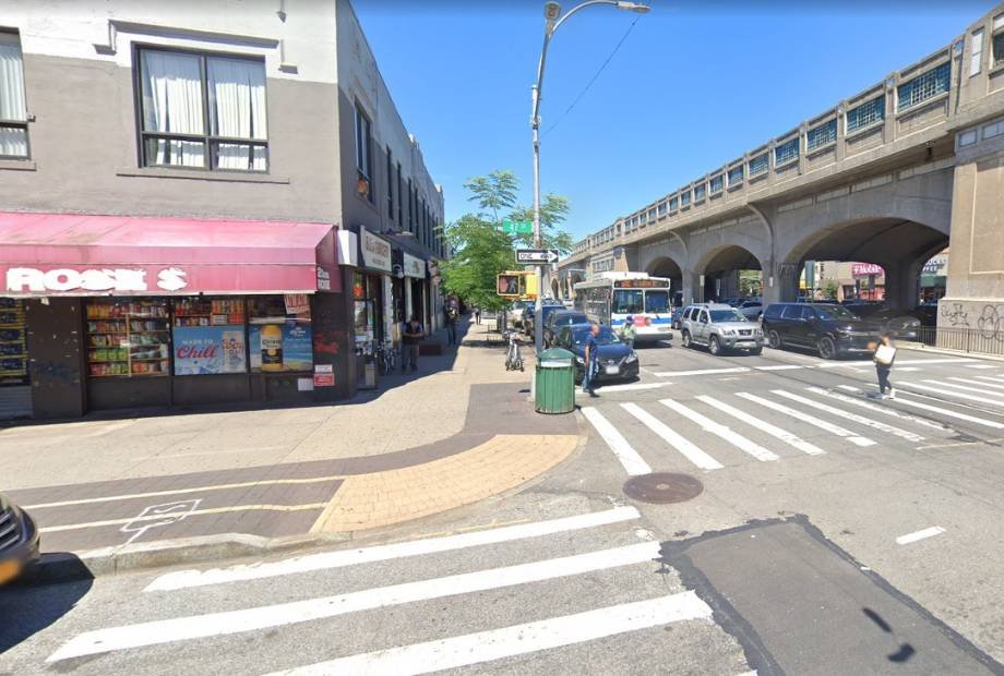 Es una tienda que aparece en las primeras escenas del films. Spiderman junto con MJ se sumergen en las profundidades del metro y emergen a través de una alcantarilla en Queens frente a Delmar's Deli. Del otro lado se ven los puentes elevados de las vías de tren donde Spiderman junto a ella se quedan en la cornisa mirando la ciudad. En realidad es una tienda de alimentos que se llama Bliss Grocery.