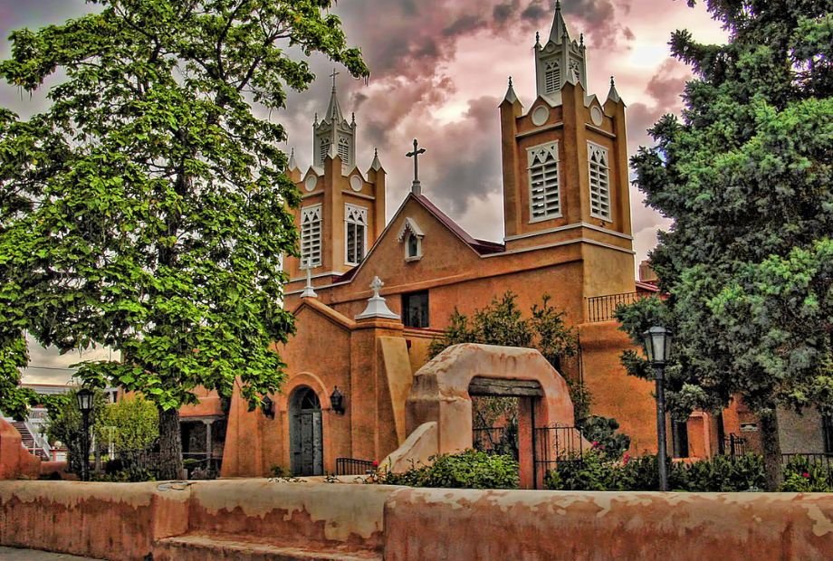 La Iglesia de San Felipe de Neri es una iglesia católica de origen novohispano del siglo XVIII, situada en Albuquerque,