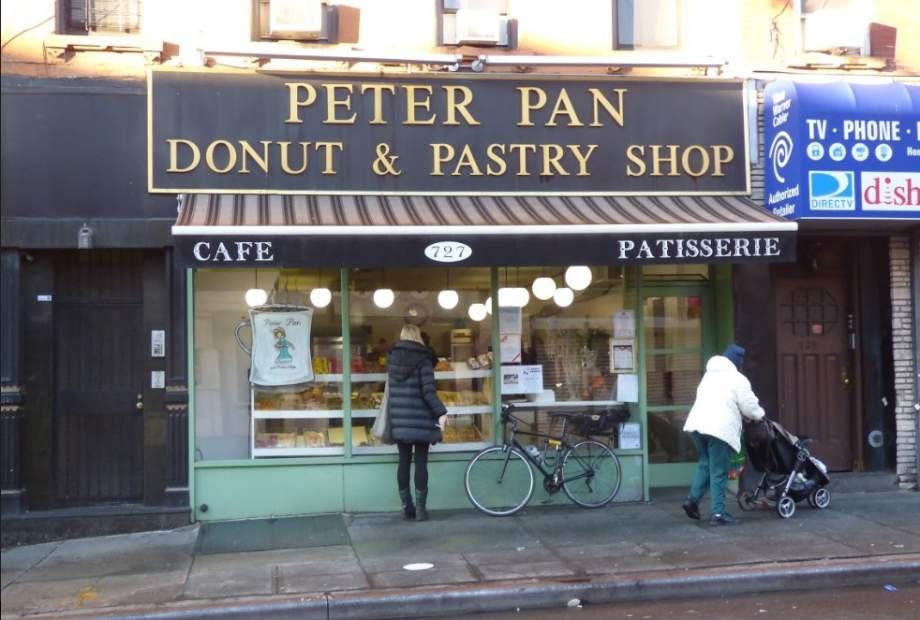 Petar Pan Donut es una cafetería y pastelería abierta desde  la década de 1950. En Spiderman es donde trabaja MJ 