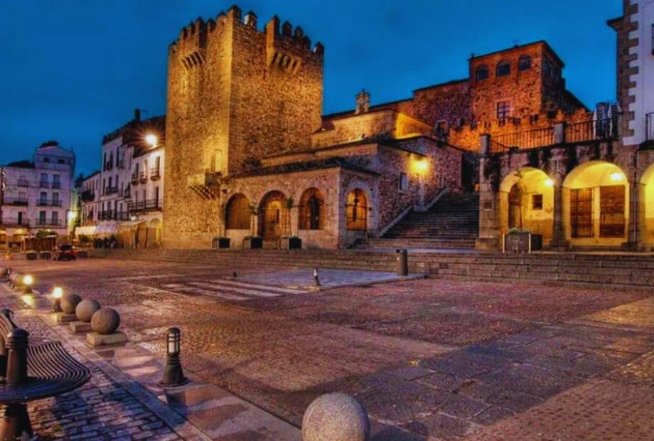 Plaza Mayor en Cáceres, el pueblo donde se filman películas medievales